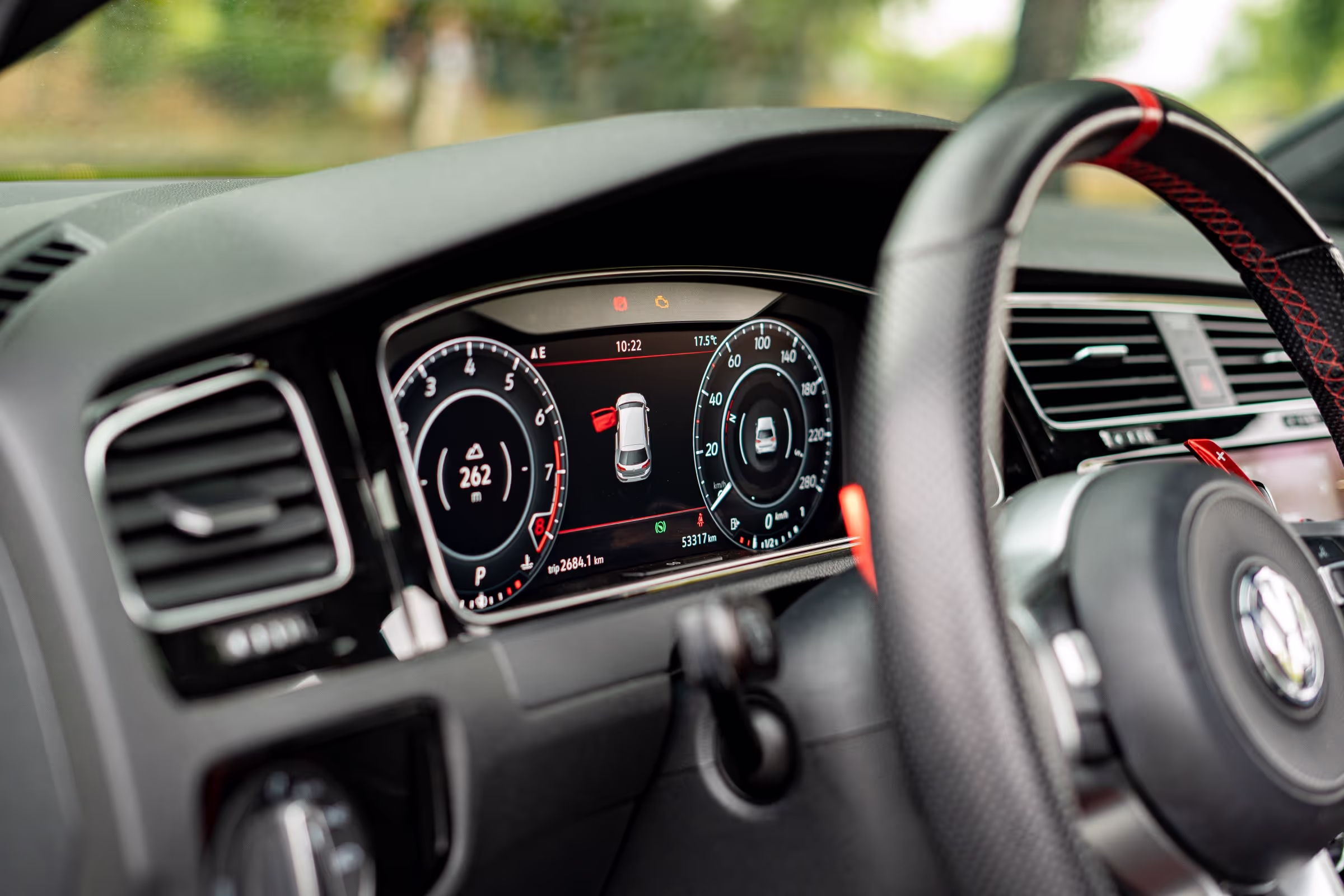 Inspeção do interior de um carro antes da compra