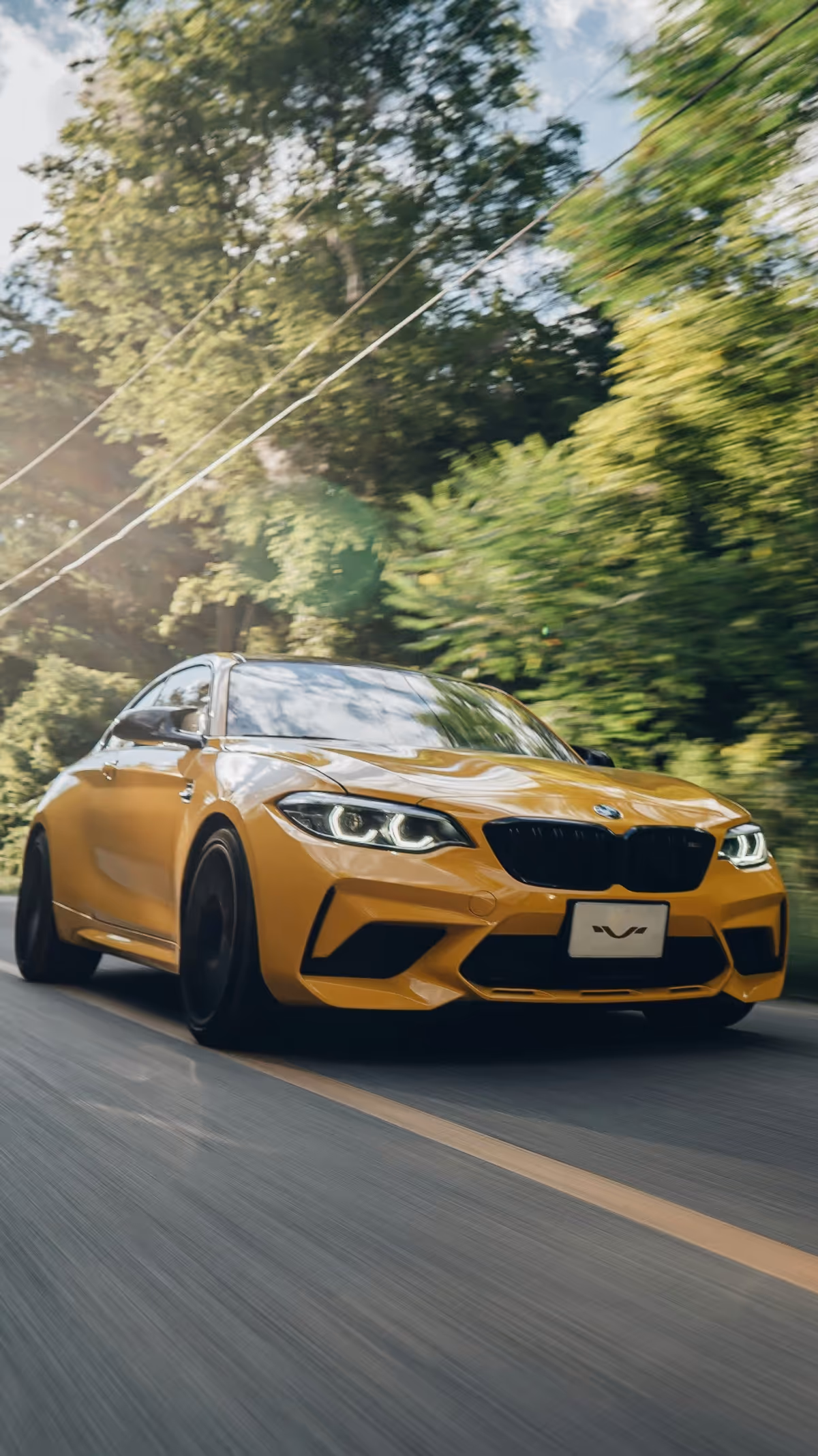 Gelber BMW M2, importiert von Luso Impor, in Fahrt