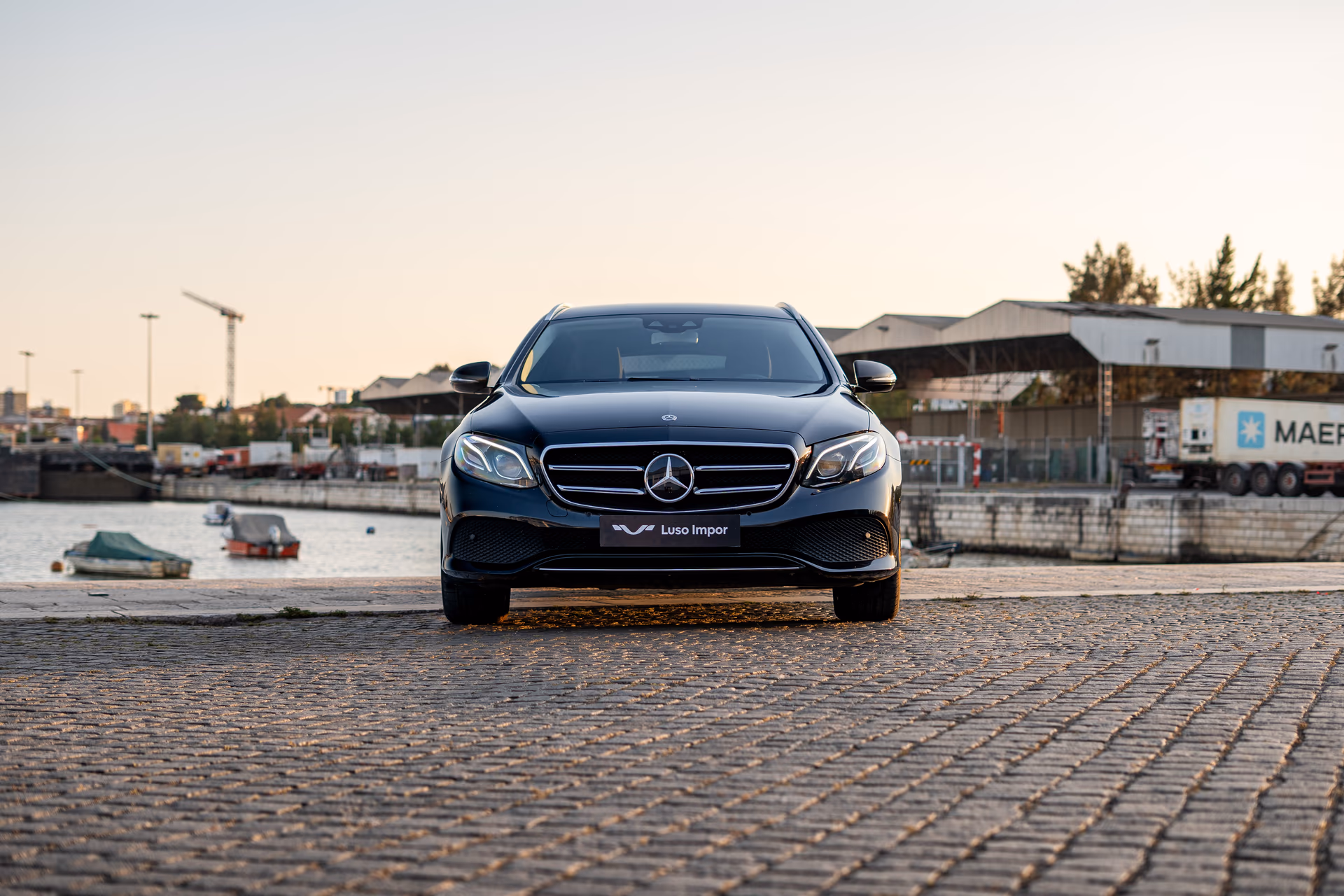 Mercedes Classe E importado pela Luso Impor, junto ao rio em Lisboa
