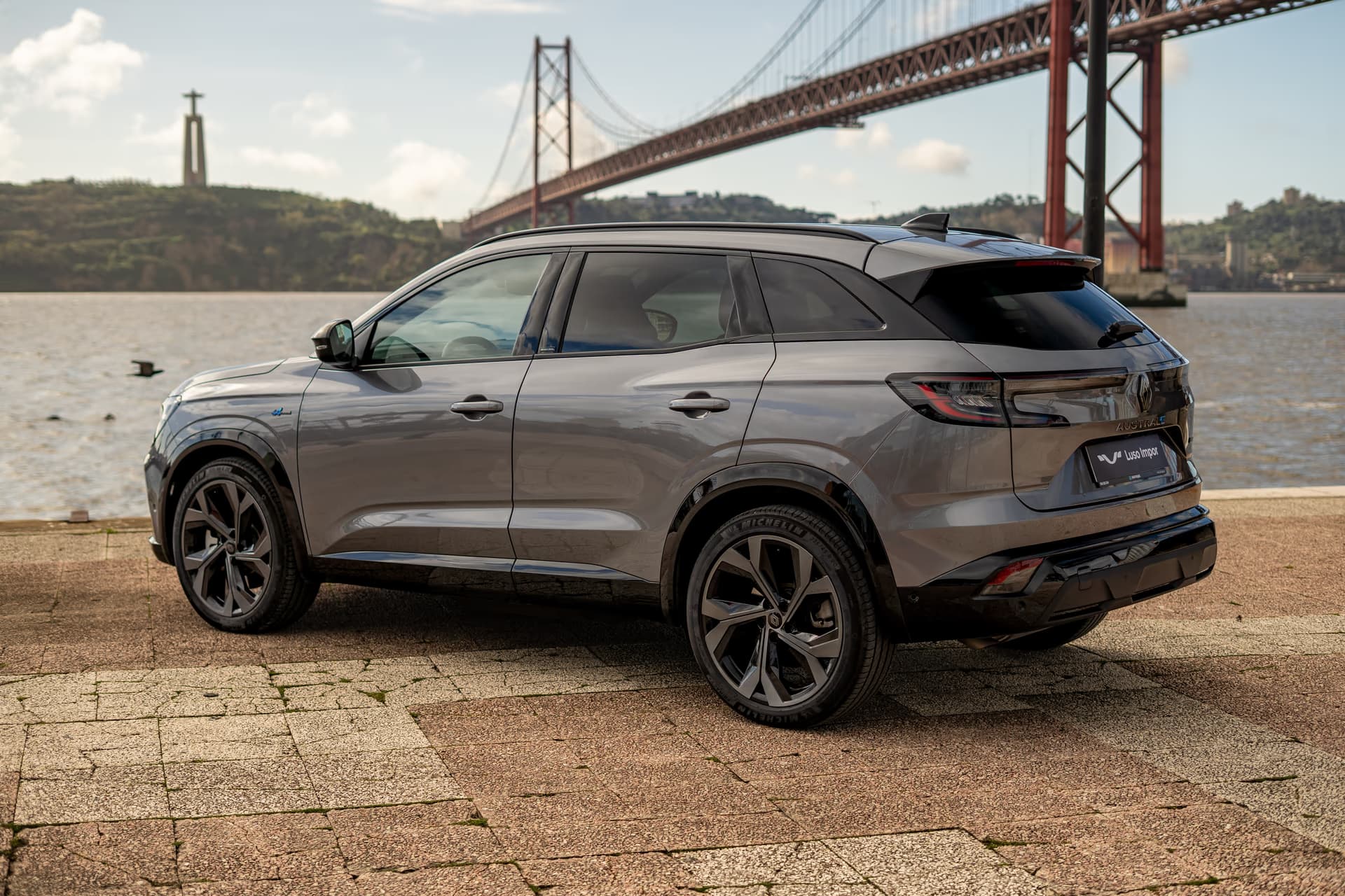 SUV híbrido importado pela Luso Impor, com a Ponte 25 de Abril ao fundo
