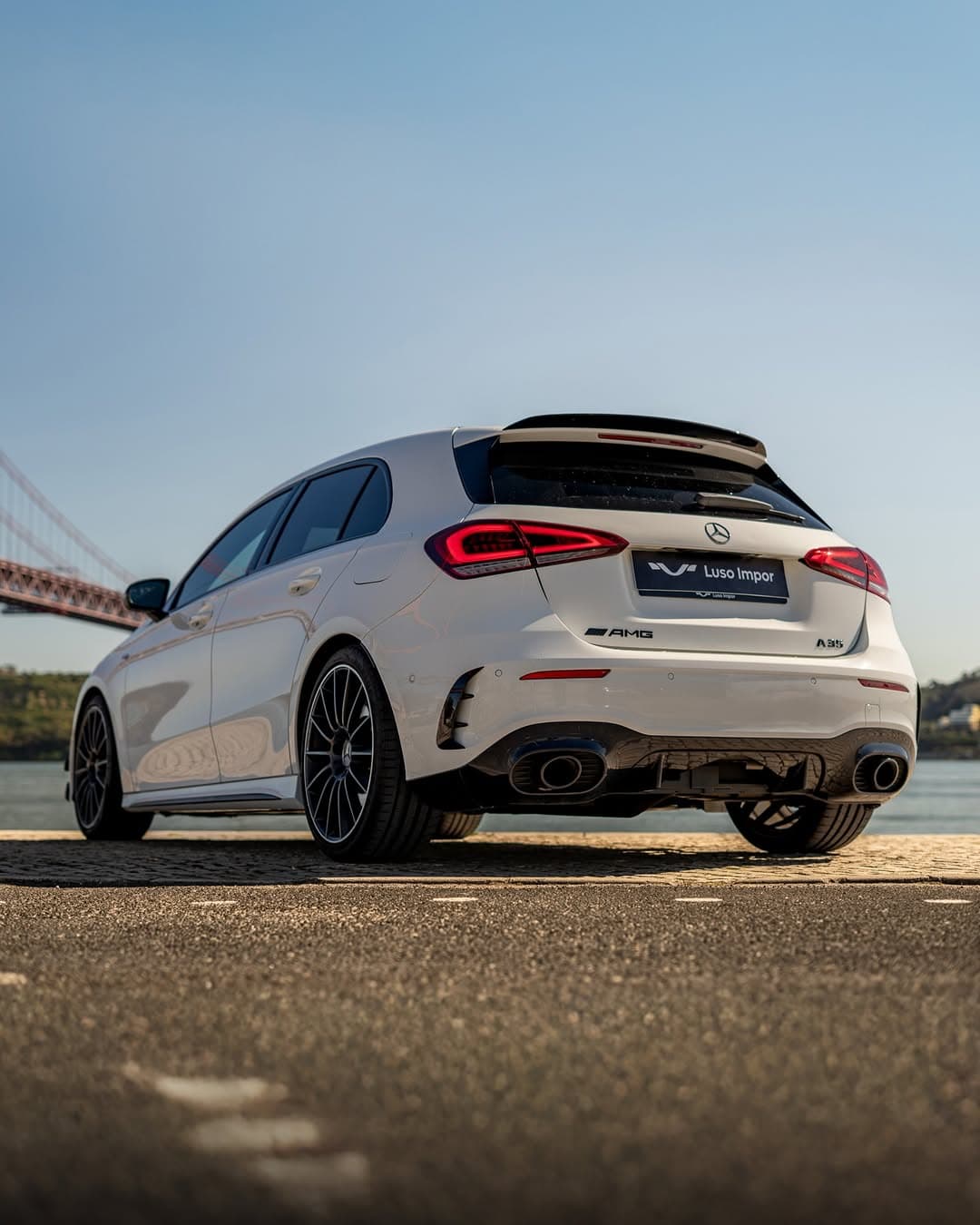 Mercedes-Benz A35 AMG junto à Ponte 25 de Abril