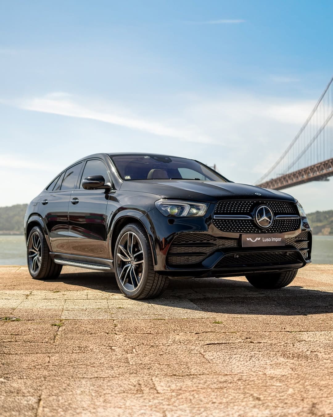 Mercedes-Benz GLE 350de Coupé AMG junto à Ponte 25 de Abril